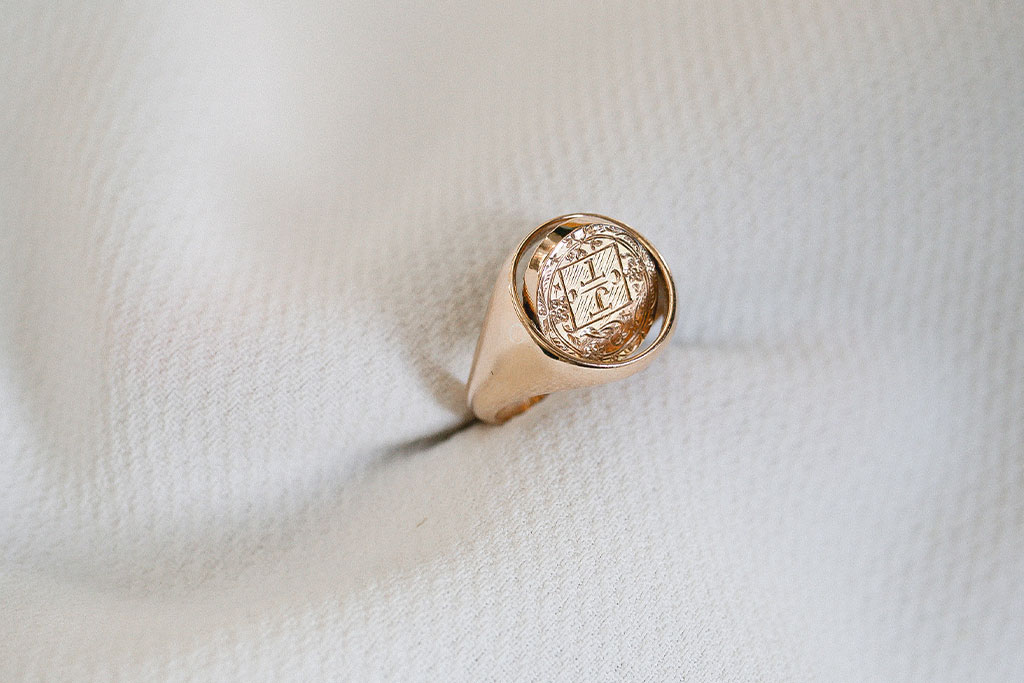 Ida Twisting Signet
