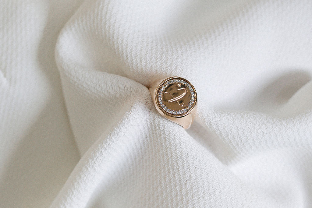 Ida Twisting Signet