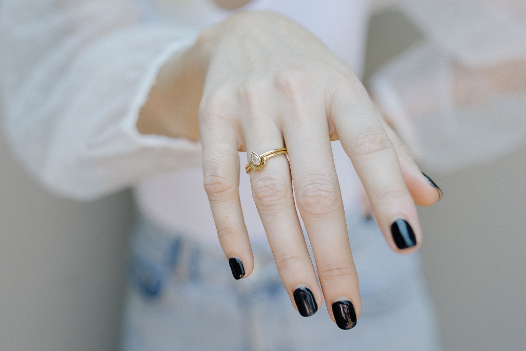 Pearshape Solitaire with a Matching band