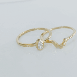 Pearshape Solitaire with a Matching band