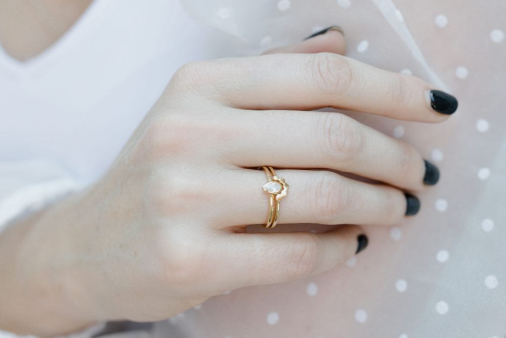 Pearshape Solitaire with a Matching band