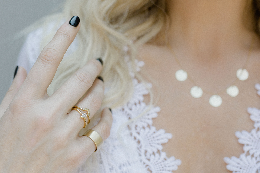 Pearshape Solitaire with a Matching band